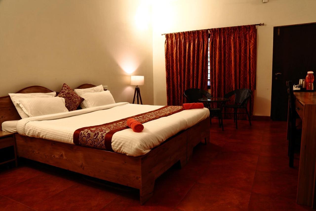 Pinewood Resort 卡尔贾特 外观 照片