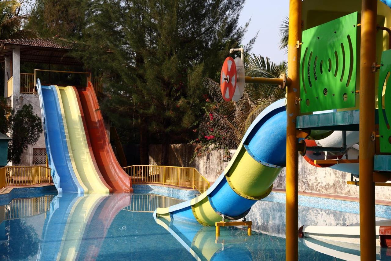 Pinewood Resort 卡尔贾特 外观 照片