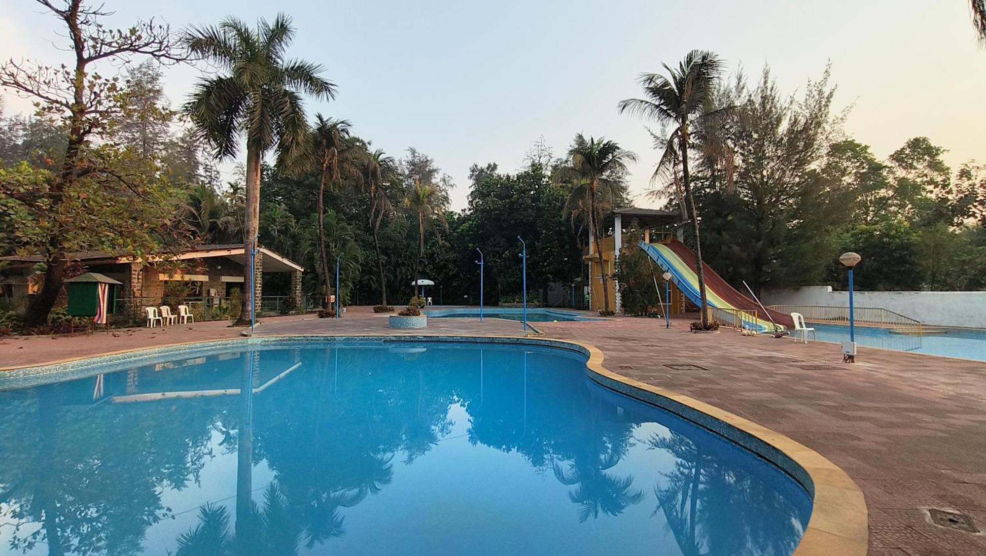 Pinewood Resort 卡尔贾特 外观 照片
