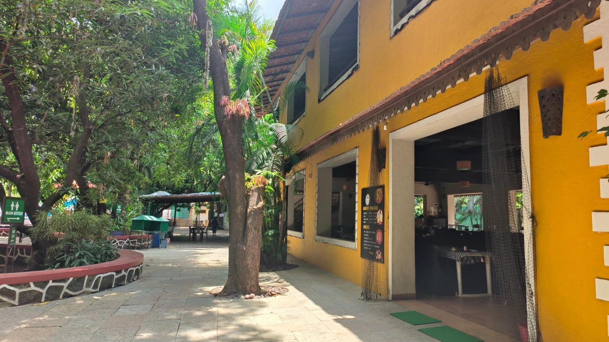 Pinewood Resort 卡尔贾特 外观 照片