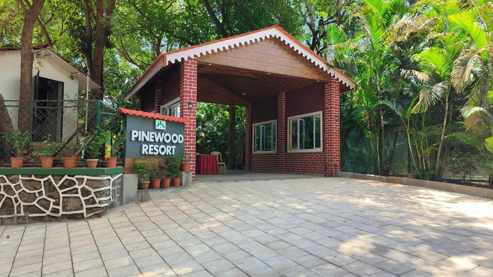 Pinewood Resort 卡尔贾特 外观 照片