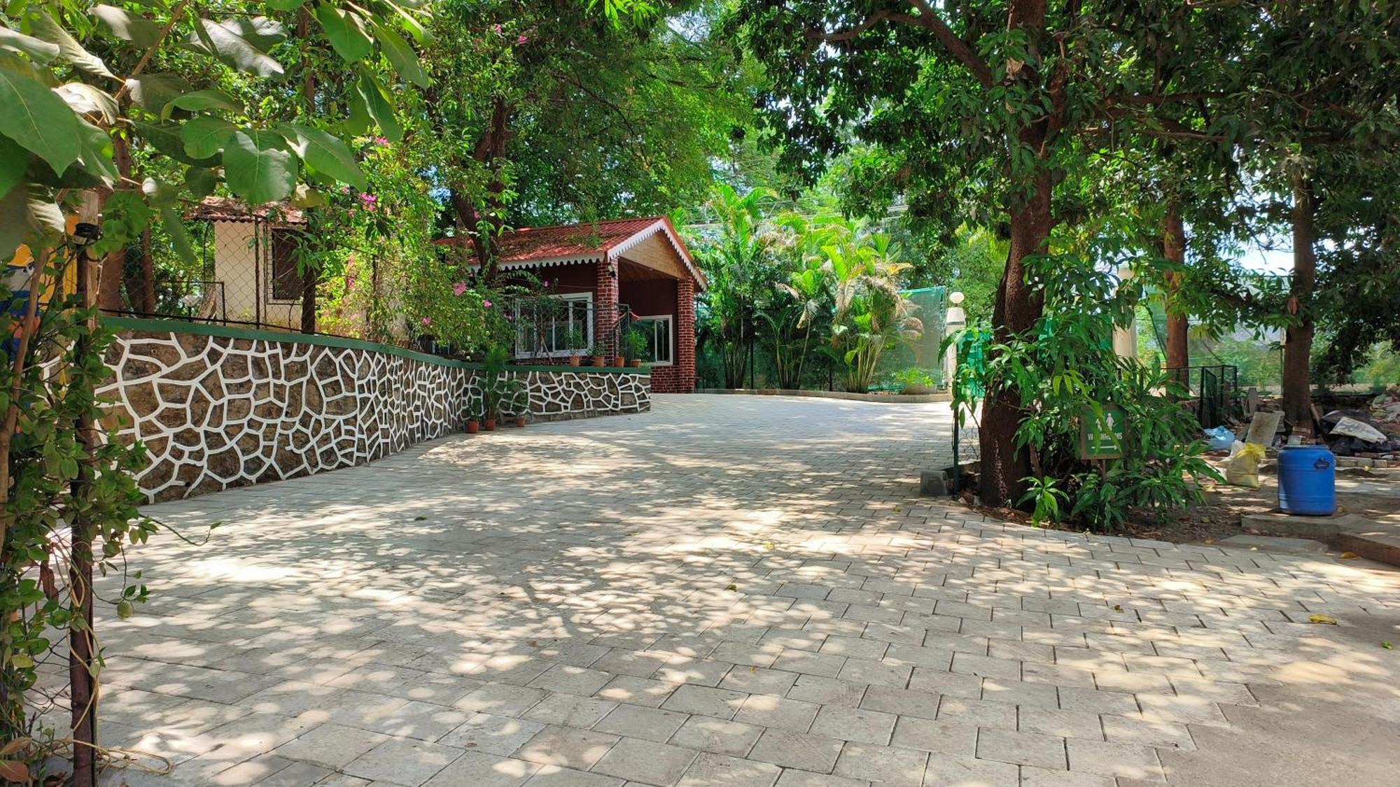 Pinewood Resort 卡尔贾特 外观 照片